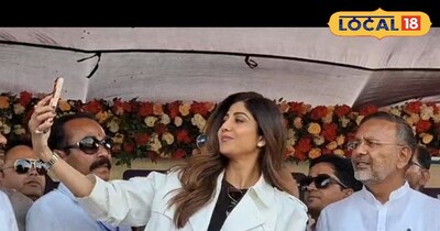 कोटा में फिल्म एक्टर सेल्फी लेते हुए