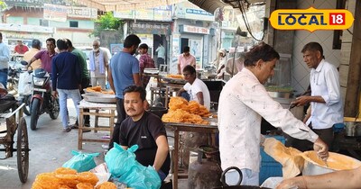 घीयर बनाते हुए दुकानदार 