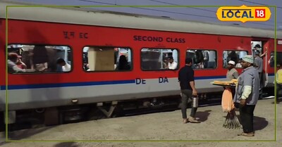 बरौनी जंक्शन के यार्ड में परिचालन के इंतजार में स्पेशल ट्रेन 