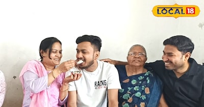 बेटे को मिठाई खिलाती मां 