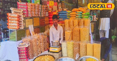 नमकीन के स्टॉल पर बिक्री करते दुकानदार.