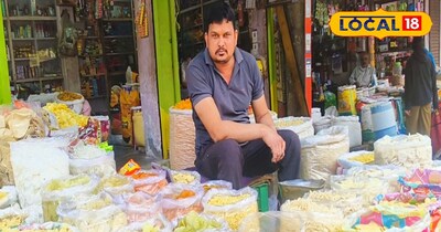 चिप्स, पापड़ के स्टॉल पर दुकानदार.