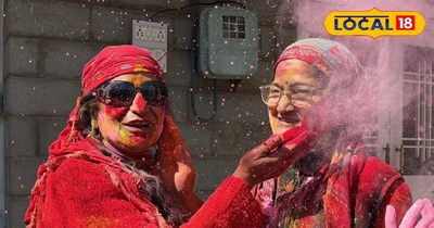 कुल्लू में होली पर एक दूसरे को रंग लगती महिलाएं