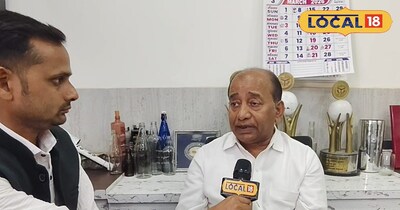 लोकल 18 से बातचीत करते हुए कांच उद्योगपति 