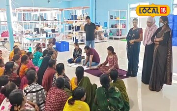 बैठक करती महिलाएं