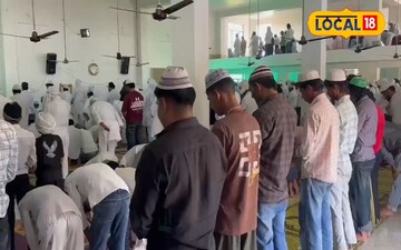 मस्जिद में नमाज़ अदा कर लोग 