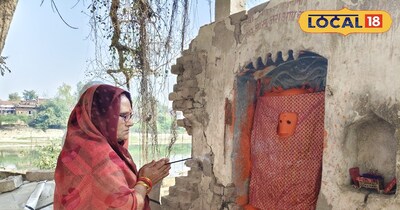 पूजा करती महिला 