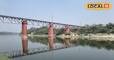 गोमती नदी पर बना पुल 