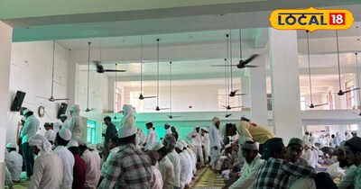 नमाज अदा करते हुए लोग 