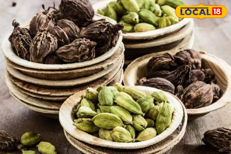 हरी और बड़ी इलायची हरी इलायची ताजगी और मीठी महक देती है जबकि बड़ी इलायची मांस के साथ मिलकर एक गहरा स्मोकी स्वाद पैदा करती है।