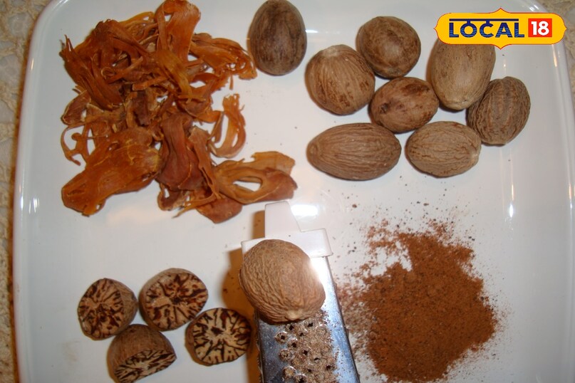जावित्री और जायफल इन्हें बहुत कम मात्रा में इस्तेमाल किया जाता है, लेकिन इनकी मौजूदगी बिरयानी को एक मखमली और शाही अहसास देती है।