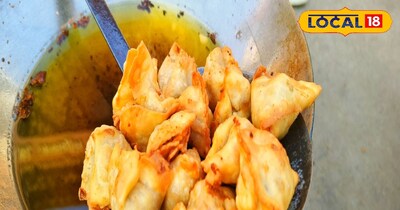 स्टॉल पर तैयार स्पेशल पनीर समोसे.