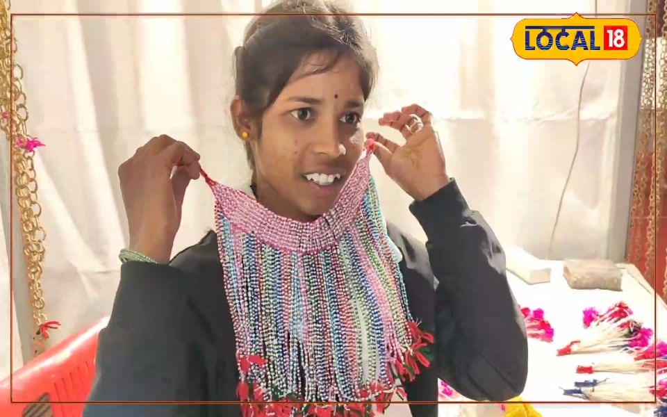 जंगल की बेटियां बनीं हुनर की पहचान! घास और मोर पंख से गहने बनाकर कमा रहीं पैसा