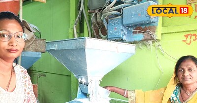 चक्की चलाती संगीता गुप्ता 