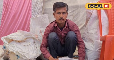 केंचुआ खाद दिखाते कृपाल पाल <br>