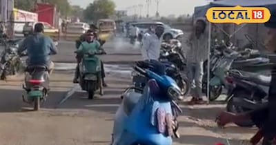 ओला सर्विस से नाराज़ ग्राहक का जुलूस, चप्पलों की माला पहनाकर स्कूटर को ढोल-नगाड़