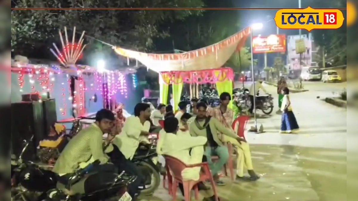 न पंडाल, न बैंक्वेट हॉल! सड़क पर रची गाड़िया लोहार समाज की बेटी की शादी, डिवाइडर पर बैठा दूल्हा