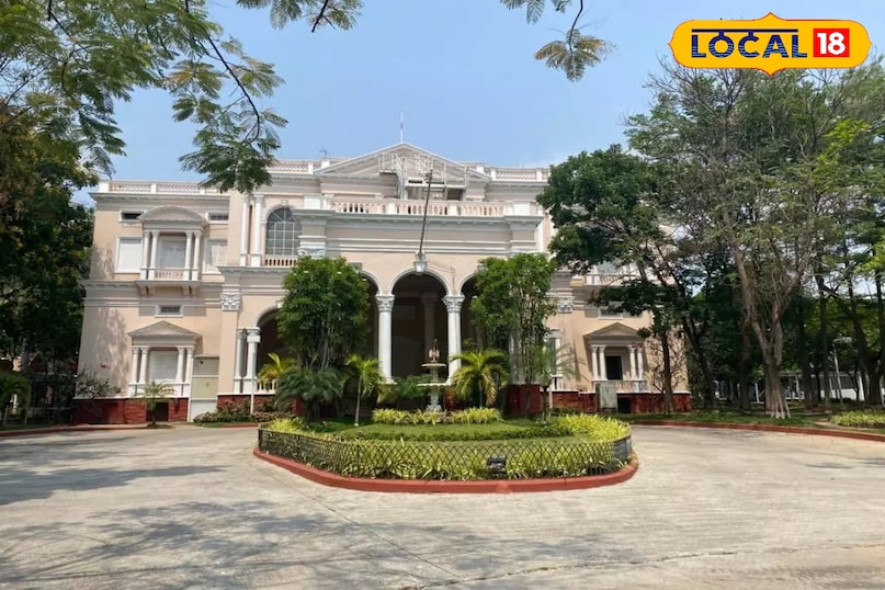 पैगा पैलेस अगर आपको पुरानी वास्तुकला और शांति पसंद है तो बेगमपेट स्थित यह पैलेस एक छिपा हुआ खजाना है। यहाँ की इंडो-यूरोपीय शैली की बनावट देखने लायक है। यहाँ भीड़ कम होती है और आप सुकून से समय बिता सकते हैं यहां एंट्री फ्री है यहां शादी की बुकिंग महंगी होती है 