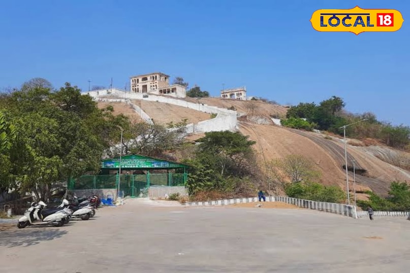 मौला अली दरगाह यह एक ऊंची पहाड़ी पर स्थित है और यहाँ पहुँचने के लिए लगभग 500 सीढ़ियाँ चढ़नी पड़ती हैं। अप्रैल की शाम को यहाँ से पूरे हैदराबाद का 360-डिग्री व्यू दिखता है जो किसी भी महंगे रूफटॉप कैफे से बेहतर है यह एंट्री फ्री है शाम के वक्त जाना सबसे अच्छा है ताकि आप शहर की रोशनी देख सकें चूंकि अप्रैल में तापमान 40°C तक जा सकता है इसलिए अपनी यात्रा दोपहर 4:30 बजे के बाद ही शुरू करें। 