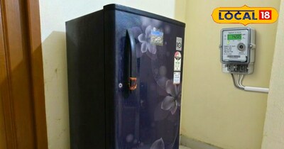 किचन में रखे फ्रीज की फोटो