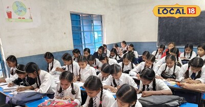 पढ़ाई करती छात्राएं 