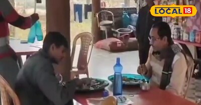 पत्ते पर भोजन करते लोग