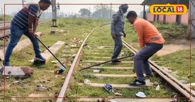 रेल के कबाड़ को स्क्रैप करते कर्मी 