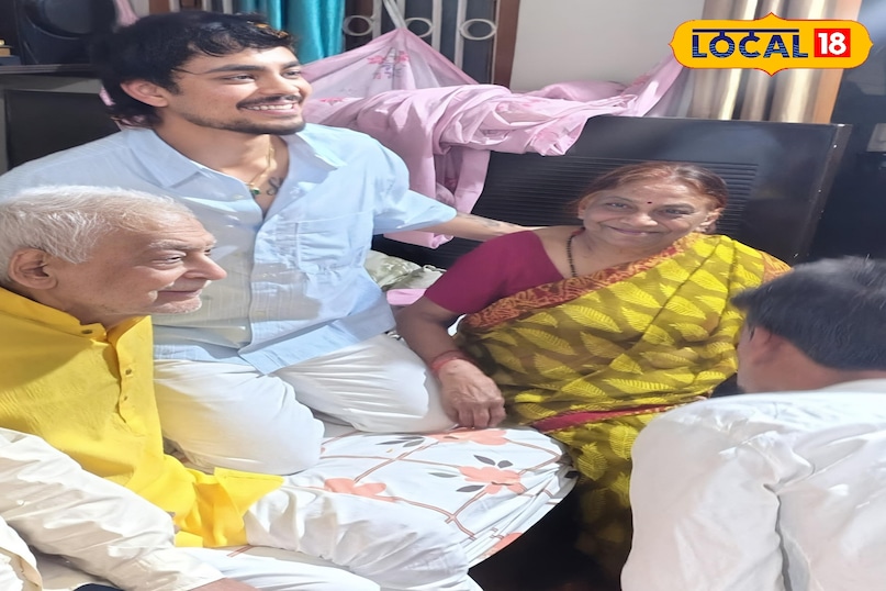 ঈশান কিষাণ তার দাদী ডাঃ সাবিত্রী শর্মার কাছ থেকে আশীর্বাদ নিচ্ছেন