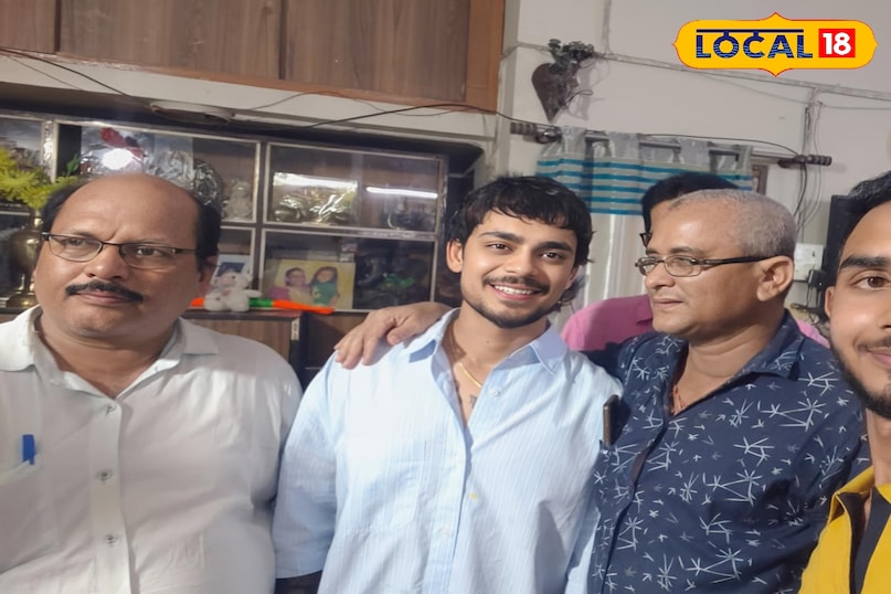 বারান্দা থেকে ভক্তদের শুভেচ্ছা জানাচ্ছেন ইশান কিষান