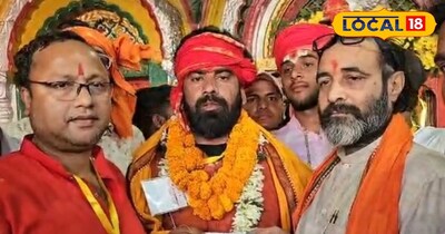 सर्टिफिकेट लेते लड्डू यादव