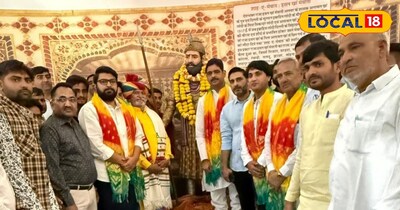 शहीद हसन खां मेवाती की प्रतिमा को माल्यार्पण करते हुए 