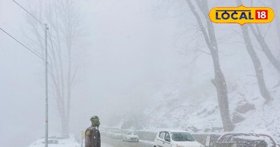 अटल टनल के साउथ पोर्टल में ताज़ा बर्फबारी के दौरान ड्यूटी देते पुलिस कर्मी