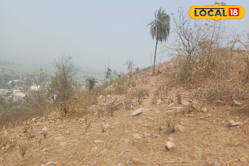 शहर के बीच से यहां जाने का भी रास्ता है