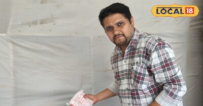   पॉलीथीन दिखाते सत्यांशु खरे 