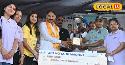 महिला खिलाड़ियों को सौंपा चैक 