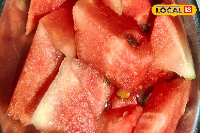 उन्होंने बताया कि तरबूजा का सेवन त्वचा के लिए भी बहुत लाभकारी है. इसमें मौजूद विटामिन A और C त्वचा को हाइड्रेट रखते हैं और उसे चमकदार बनाते हैं, यह त्वचा को धूप से होने वाले नुकसान से भी बचाता है. उन्होंने बताया कि तरबूजा का सेवन त्वचा के लिए भी बहुत लाभकारी है. इसमें मौजूद विटामिन A और C त्वचा को हाइड्रेट रखते हैं और उसे चमकदार बनाते हैं, यह त्वचा को धूप से होने वाले नुकसान से भी बचाता है.