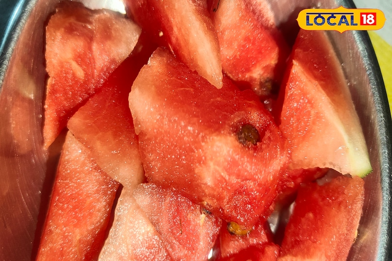 उन्होंने बताया कि तरबूजा में मौजूद लाइकोपीन और अन्य एंटीऑक्सीडेंट तत्व दिल को स्वस्थ रखने में मदद करते हैं. रक्त के संचार में कारगर करते है. वहीं यह ब्लड प्रेशर को नियंत्रित करता है और हृदय रोगों के जोखिम को कम करता है. उन्होंने बताया कि तरबूजा में मौजूद लाइकोपीन और अन्य एंटीऑक्सीडेंट तत्व दिल को स्वस्थ रखने में मदद करते हैं. रक्त के संचार में कारगर करते है. वहीं यह ब्लड प्रेशर को नियंत्रित करता है और हृदय रोगों के जोखिम को कम करता है.