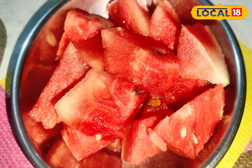 एक्सपर्ट पवन पुरुषार्थी बताते है कि तरबूजा लगभग 90 प्रतिशत पानी से भरपूर होता है, जो शरीर को हाइड्रेट रखने में मदद करता है. गर्मी में पसीना अधिक निकलने से शरीर में पानी की कमी हो जाती है, जिसे तरबूजा आसानी से पूरा कर देता है. जो कि शरीर में पानी की कमी को बनाए रखता है. एक्सपर्ट पवन पुरुषार्थी बताते है कि तरबूजा लगभग 90 प्रतिशत पानी से भरपूर होता है, जो शरीर को हाइड्रेट रखने में मदद करता है. गर्मी में पसीना अधिक निकलने से शरीर में पानी की कमी हो जाती है, जिसे तरबूजा आसानी से पूरा कर देता है. जो कि शरीर में पानी की कमी को बनाए रखता है.