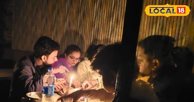 नैनीताल में बिजली व्यवस्था बहाल ना होने के चलते अंधेरे में डिनर करते पर्यटक