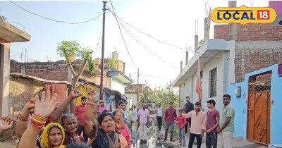 विरोध करते लोग