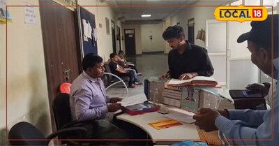 मुंगेर विश्वविद्यालय में जानकारी प्राप्त करते छात्र 