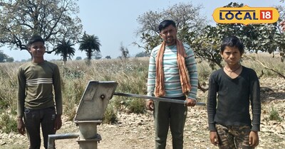 हैंडपंप से पानी भरते ग्रामीण 