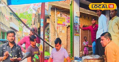 फर्रुखाबाद में मशहूर पापड़ी स्टॉल पर लगी भीड़.