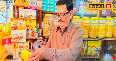 विश्व प्रसिद्ध नमकीन दिखाते दुकानदार.