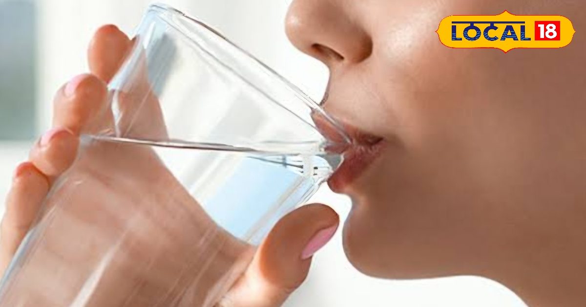 गिलास में बचा पानी छोड़ना पड़ सकता है भारी! जानिए इस आदत का आपके जीवन पर क्या होता है असर? गिलास में बचा पानी छोड़ना पड़ सकता है भारी! जानिए इस आदत का आपके जीवन पर क्या होता है असर?