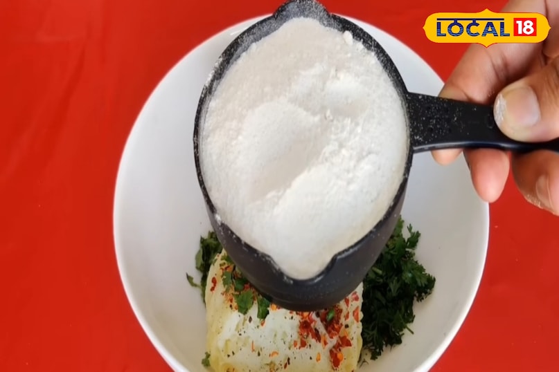 वह आलू में सिंघारे का आँटा मिला ले अच्छे से 