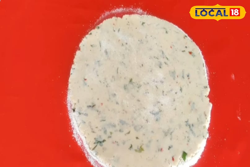 अब रोटी को अच्छे से बेल ले 