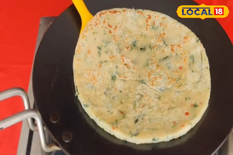 तवा पर घीसा महाने से पराठा को सेक ले 