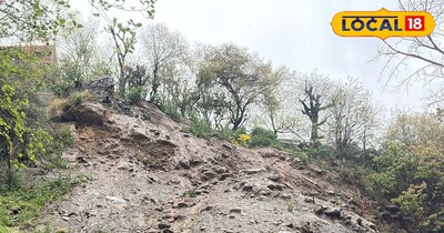 कुल्लू के मठ क्षेत्र से हो रहा भूस्खलन 