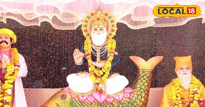 भगवान झूलेलाल को टॉफी-चॉकलेट का प्रसाद चढ़ता है.